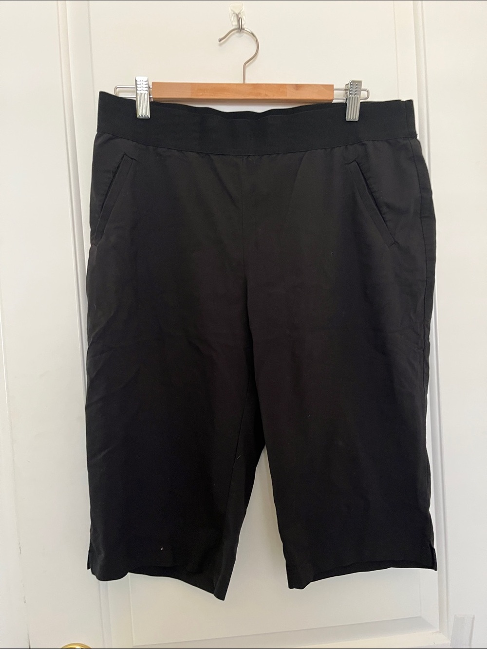 Weekends by Chico’s size 2 - 12/14 black pedal pusher shorts. Elastic waist